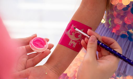 Pourquoi les boîtes à maquillage pour enfants sont importantes