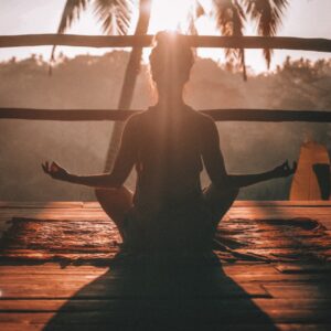 une femme fait du yoga pour la recherche du bonheur