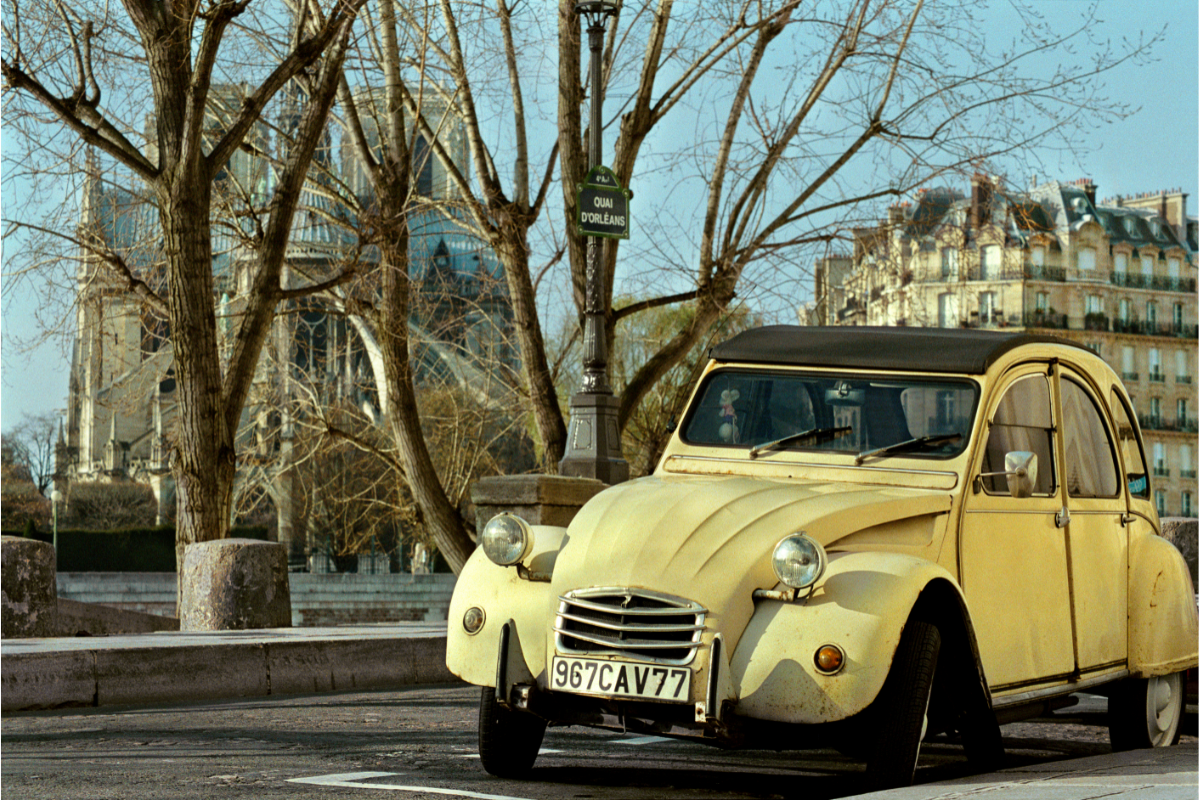 Citroën 2CV jaune restauré et mis en circulation