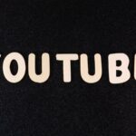 un gros plan du mot youtube sur fond noir