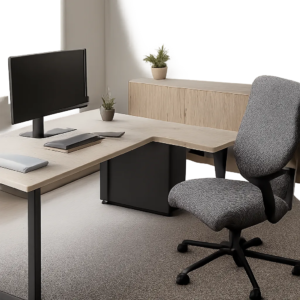 Un bureau en L met en valeur un coin de pièce en créant deux zones de travail distinctes. L’ensemble évoque un espace ergonomique, organisé et adapté à un usage intensif.