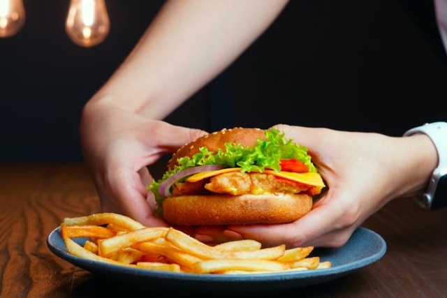 Quels aliments fuir pour préserver une peau éclatante et jeune ?