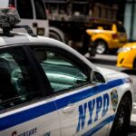 Voiture de police NYPD et taxi jaune sur une rue animée