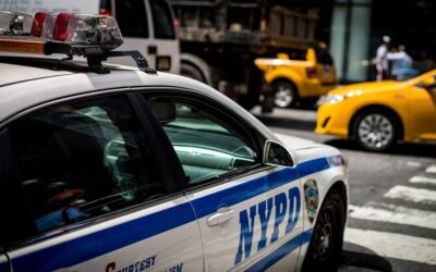 Voiture de police NYPD et taxi jaune sur une rue animée