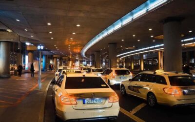 Voiture de taxi stationnée sous un pont routier, éclairage artificiel, nuit
