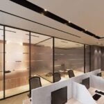 bureau moderne avec postes, écrans, cloisons vitrées, chaises et travail