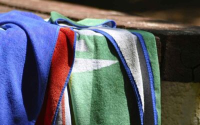 Serviettes de bain colorées sur un rebord de piscine
