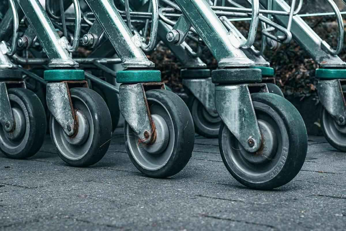 Roues de chariots d'épicerie alignés sur un trottoir Roues de chariots d'épicerie alignés sur un trottoir