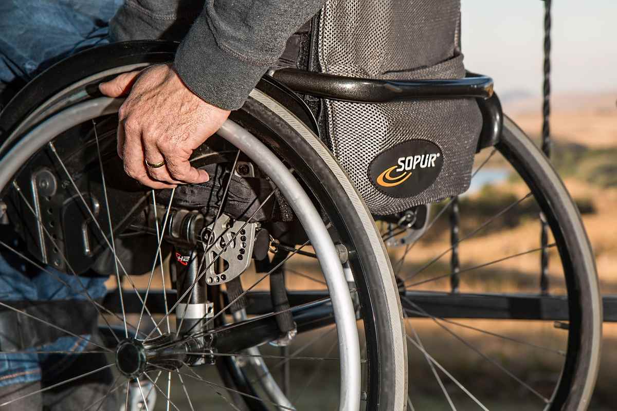 Camper en famille quand l&rsquo;enfant se déplace en fauteuil