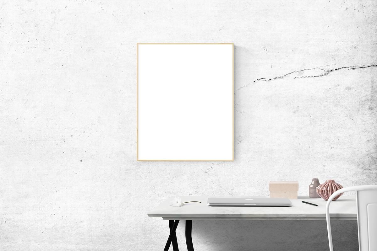 Bureau avec ordinateur et objets, tableau vide, mur texturé Bureau avec ordinateur et objets, tableau vide, mur texturé