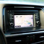 Écran de navigation GPS affichant une carte routière dans l'habitacle d'une automobile