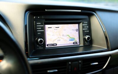Écran de navigation GPS affichant une carte routière dans l'habitacle d'une automobile