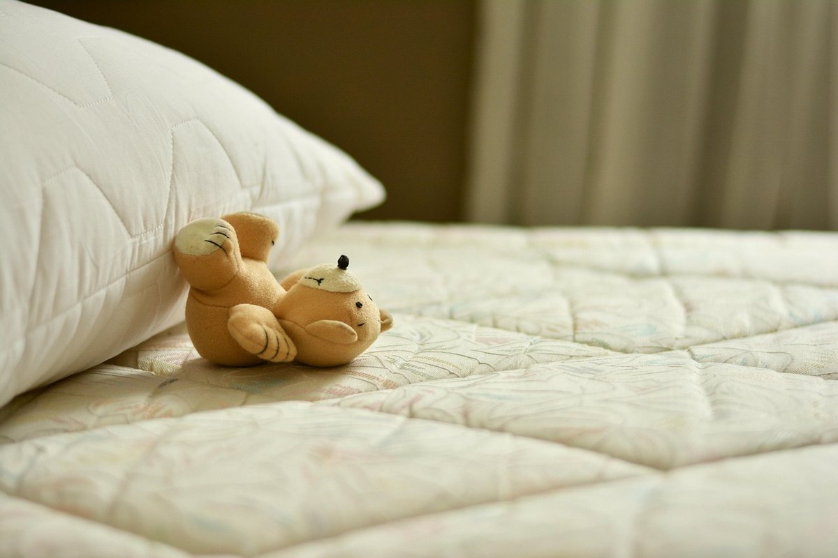 Un matelas en mousse haute densité posé sur un sommier à lattes dans un van aménagé Un matelas en mousse haute densité posé sur un sommier à lattes dans un van aménagé