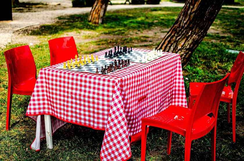 Des amis jouent à un jeu de cartes autour d'une table.