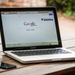 Un ordinateur portable affiche Google sur une table en bois